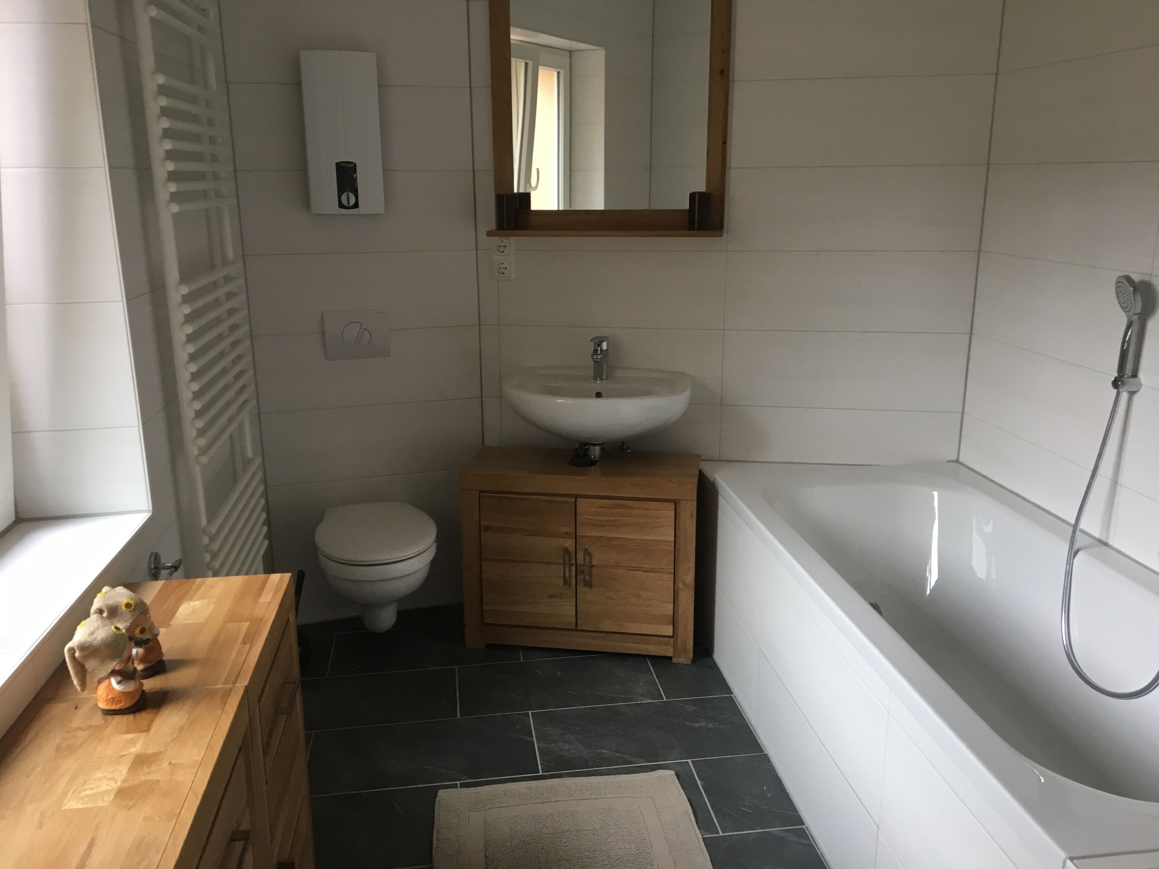 Ensemble douche/baignoire, sèche-cheveux, serviettes fournies, savon