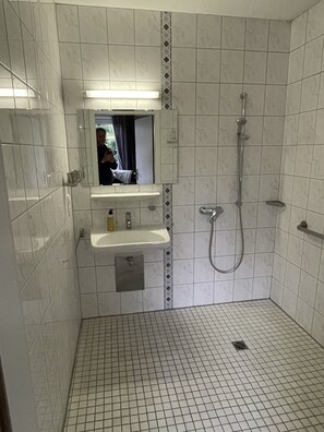Dusche, Haartrockner, Handtücher, Seife