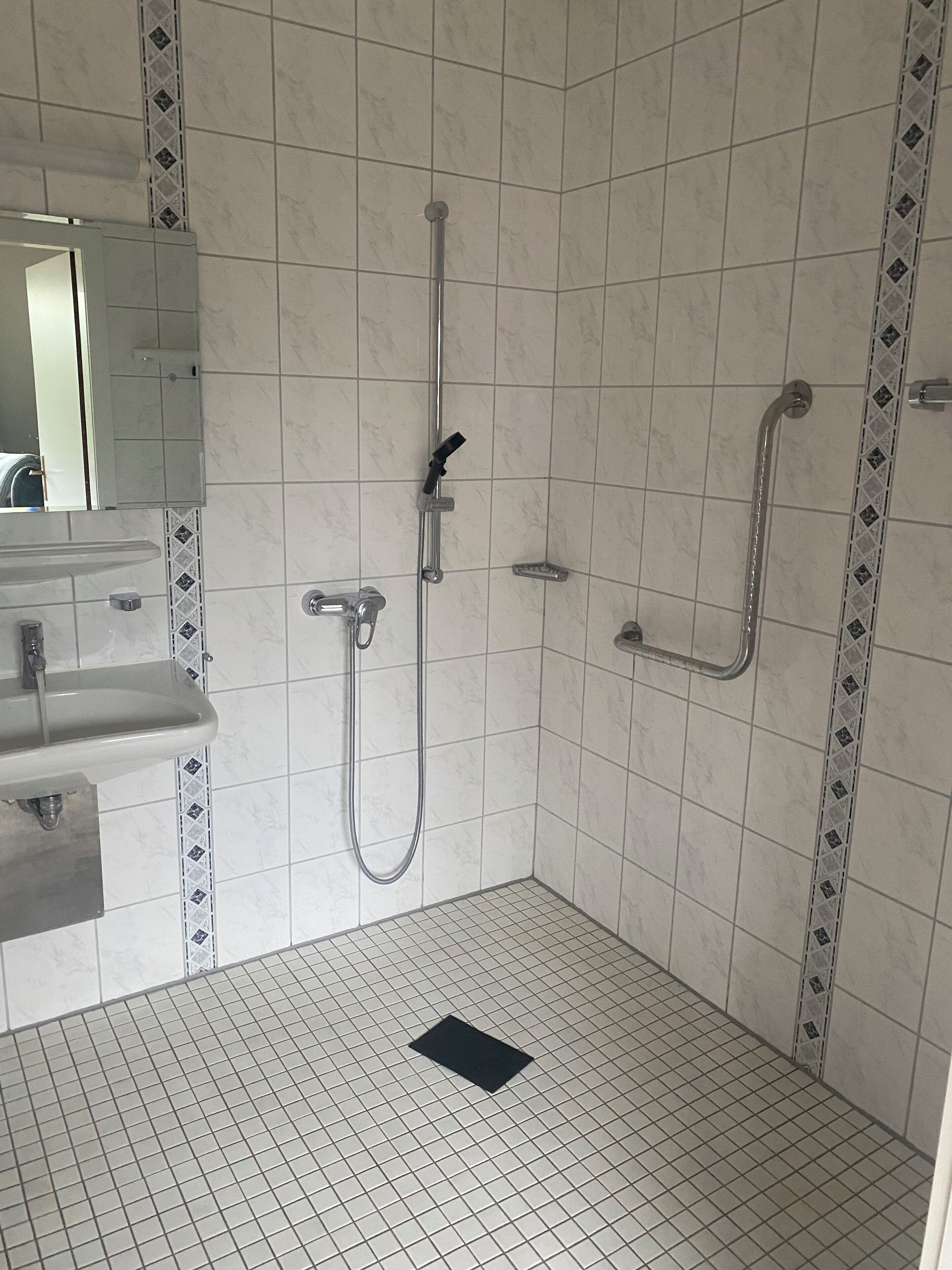 Douche, sèche-cheveux, serviettes fournies, savon