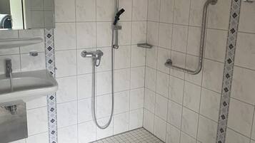 Douche, sĂšche-cheveux, serviettes fournies, savon