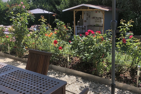Terrasse mit Abgang in den Garten