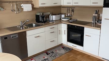 Een koelkast, een microgolfoven, een oven, een kookplaat