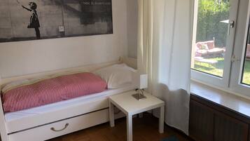 2 slaapkamers, een strijkplank/strijkijzer, reisbedje, gratis wifi