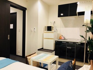 Departamento (2) | Cocineta privada | Refrigerador, microondas, parrilla de estufa y tetera eléctrica 