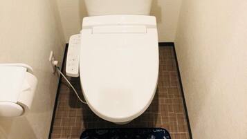 Separate bathtub and shower, free toiletries, hair dryer