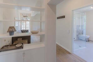 Unclassified image, 5 of 22, button