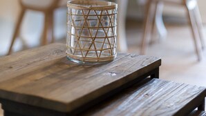 A wooden table with a glass container in the foreground. - Apartment 3 - Edersee time out (Edertal)