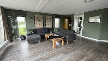 Een smart-tv, een dvd-speler, boeken en een filmbibliotheek