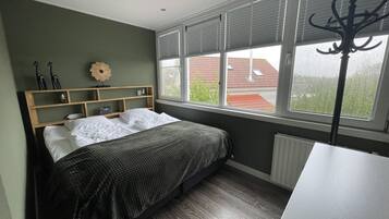 4 bedrooms, iron/ironing board, free WiFi, bed sheets