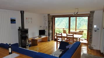 Fernseher, Kamin, DVD-Player, Tischtennisplatte