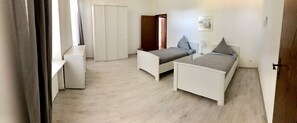 4 slaapkamers, een strijkplank/strijkijzer, wifi, beddengoed