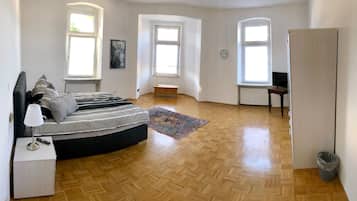 4 bedrooms, iron/ironing board, WiFi, bed sheets