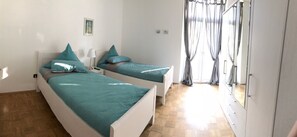 4 slaapkamers, een strijkplank/strijkijzer, wifi, beddengoed