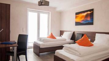 3 bedrooms, desk, travel crib, WiFi