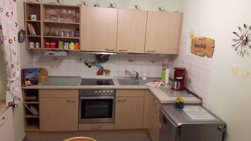 Kühlschrank, Mikrowelle, Ofen, Geschirrspüler