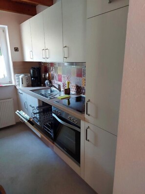 Fridge, stovetop, coffee/tea maker, electric kettle