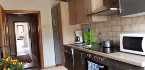 Fridge, microwave, stovetop, dishwasher - Toprenoviertes holiday and guest house with plenty of space for up to 10 guests (Gangkofen)