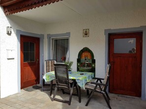 Outdoor dining - Toprenoviertes holiday and guest house with plenty of space for up to 10 guests (Gangkofen)