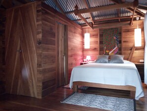 2 bedrooms, iron/ironing board, travel crib, free WiFi - The house is in the middle of Jungle but also 5 minutes walk from the beach (Puerto Viejo de Talamanca)