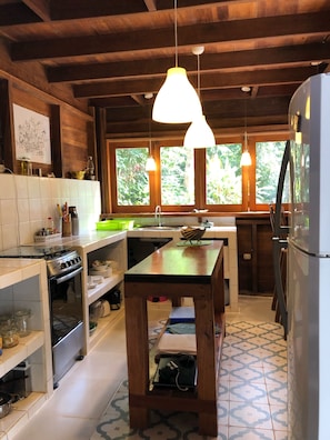 Réfrigérateur, un four, surface de cuisson, cafetière-théière