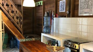 Fridge, oven, stovetop, coffee/tea maker