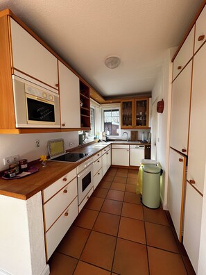 Refrigerador, horno, parrilla de estufa y lavavajillas