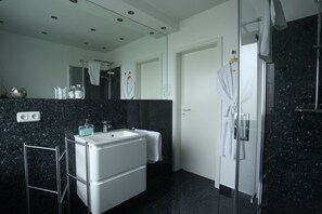 Dusche, Haartrockner, Bademäntel, Hausschuhe