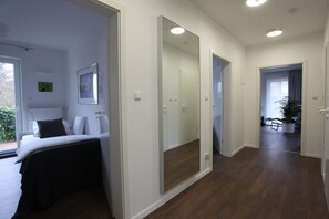 2 camere, una scrivania, insonorizzazione, ferro/asse da stiro