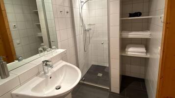 Douche, sĂšche-cheveux, serviettes fournies, savon