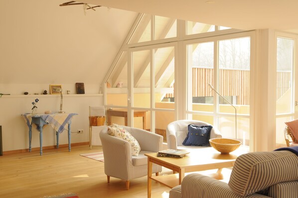 TV, DVD player, books, stereo