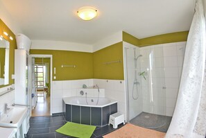 Badewanne, Haartrockner, Handtücher