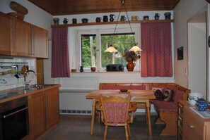 Réfrigérateur, un four, surface de cuisson, lave-vaisselle