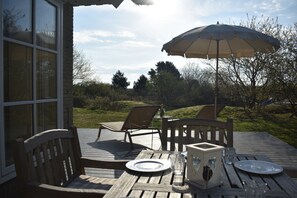 Outdoor dining - Large, detached cottage, 5 stars, near the beach, beautiful view. (Buren)