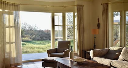 Large, detached cottage, 5 stars, near the beach, beautiful view.