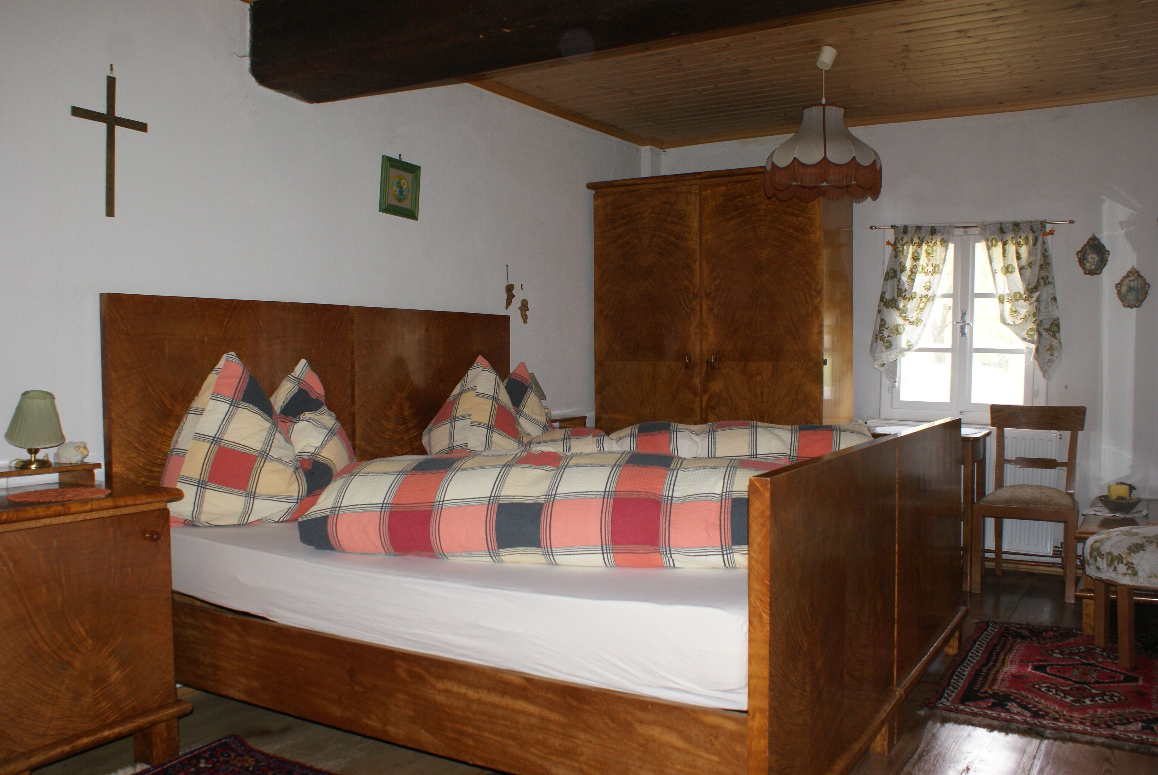 5 makuuhuonetta, silitysrauta/-lauta, vauvan matkasänky, vuodevaatteet