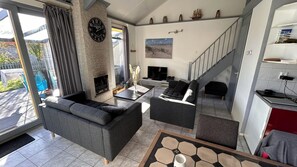 TV, fireplace