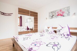 2 bedrooms, in-room safe, WiFi, bed sheets