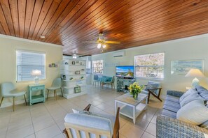 Älytelevisio, DVD-soitin, leluja, kirjoja