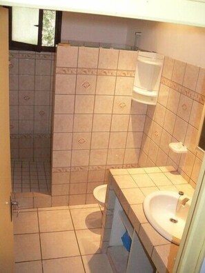 تجهيزات دش، مجففات شعر، مراحيض شطف، مناشف