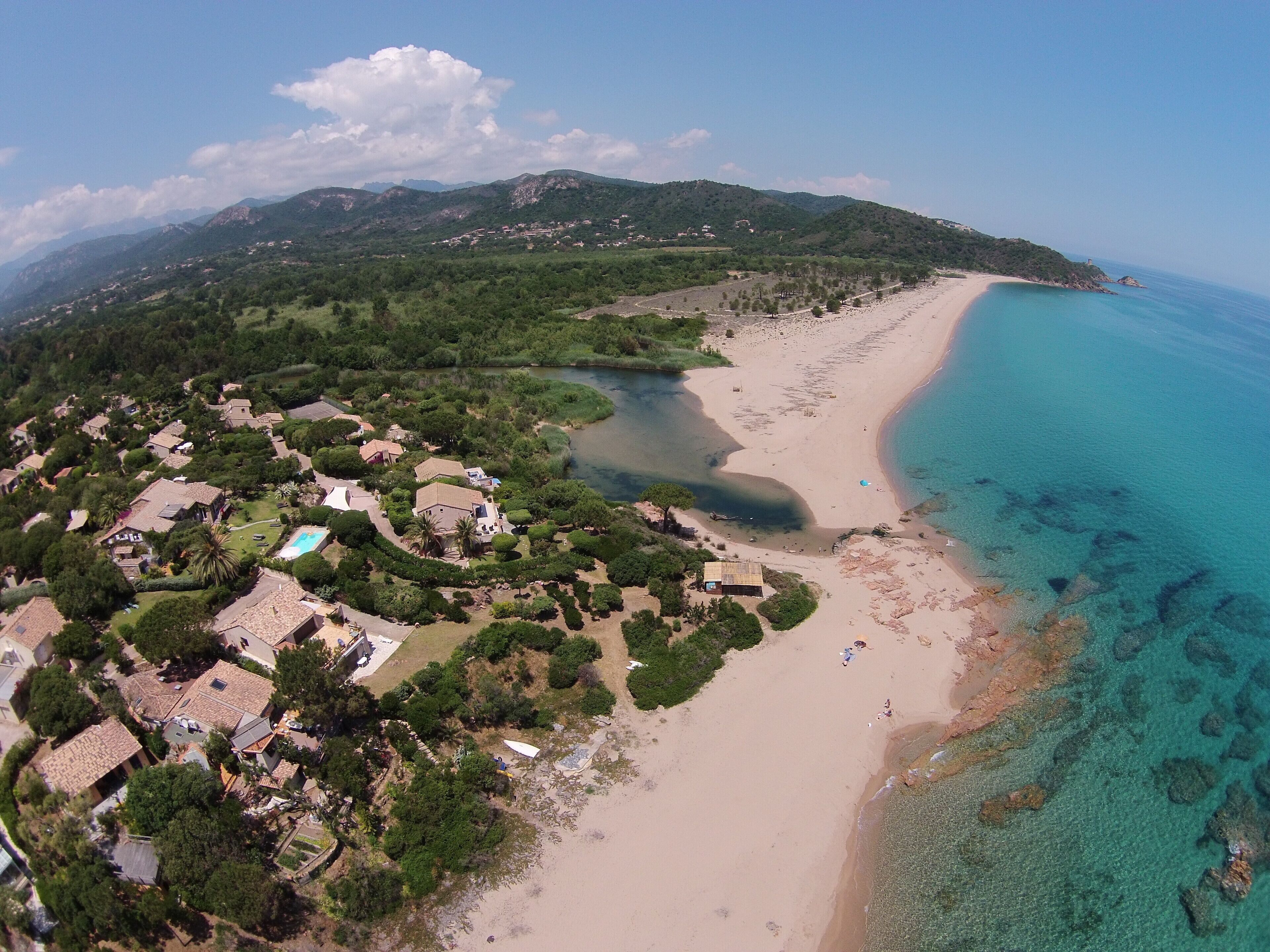 Plage à proximité, chaises longues