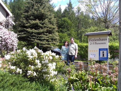 Cozy mökki ulkouima-allas rauhallisella paikalla metsän