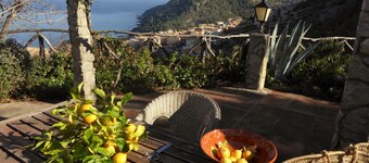 Rustikk finca med en rolig beliggenhet med basseng og panoramautsikt over havet og fjellene