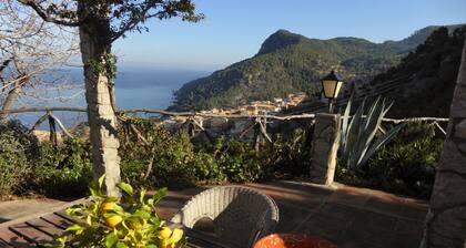 Rustic finca in a quiet location with pool and panoramic sea and mountain views