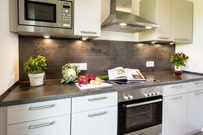 Køleskab, mikrobølgeovn, ovn, kogeplade