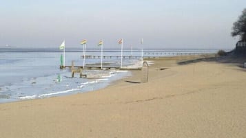 Una spiaggia nelle vicinanze