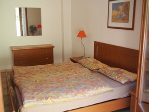 2 Schlafzimmer, Bügeleisen/Bügelbrett