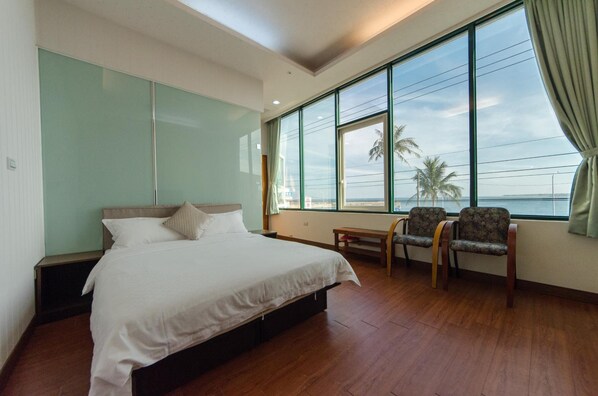 Meja kerja, tirai kedap cahaya, kedap suara, dan Wi-Fi gratis