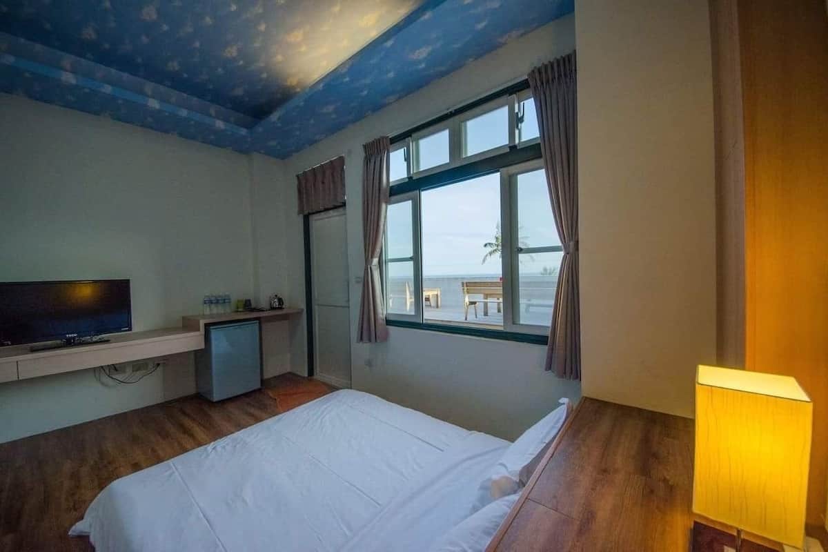 Family Quadruple Room, 2 Double Beds, Non Smoking | Desk, blackout drapes, soundproofing, free WiFi