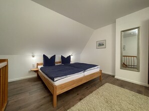 2 bedrooms, internet, bed sheets