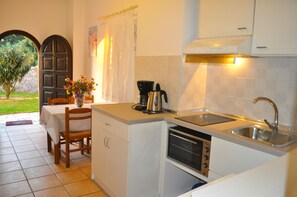 Réfrigérateur, four, plaque de cuisson, cafetière/bouilloire